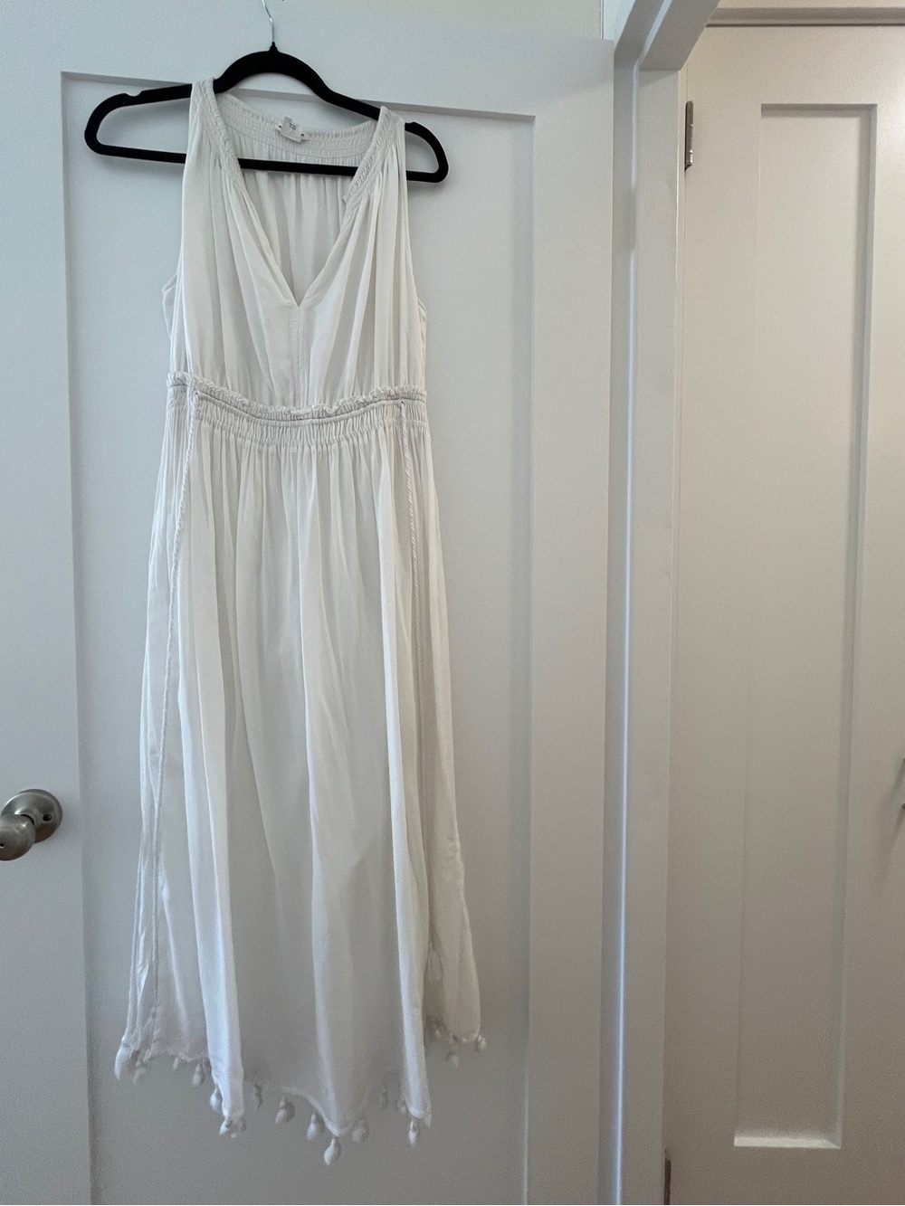 Club Monaco White V-Neck Tassel Hem Maxi Dress size 4